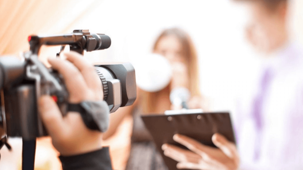 cinagrafista gravando take para vídeo institucional de empresa